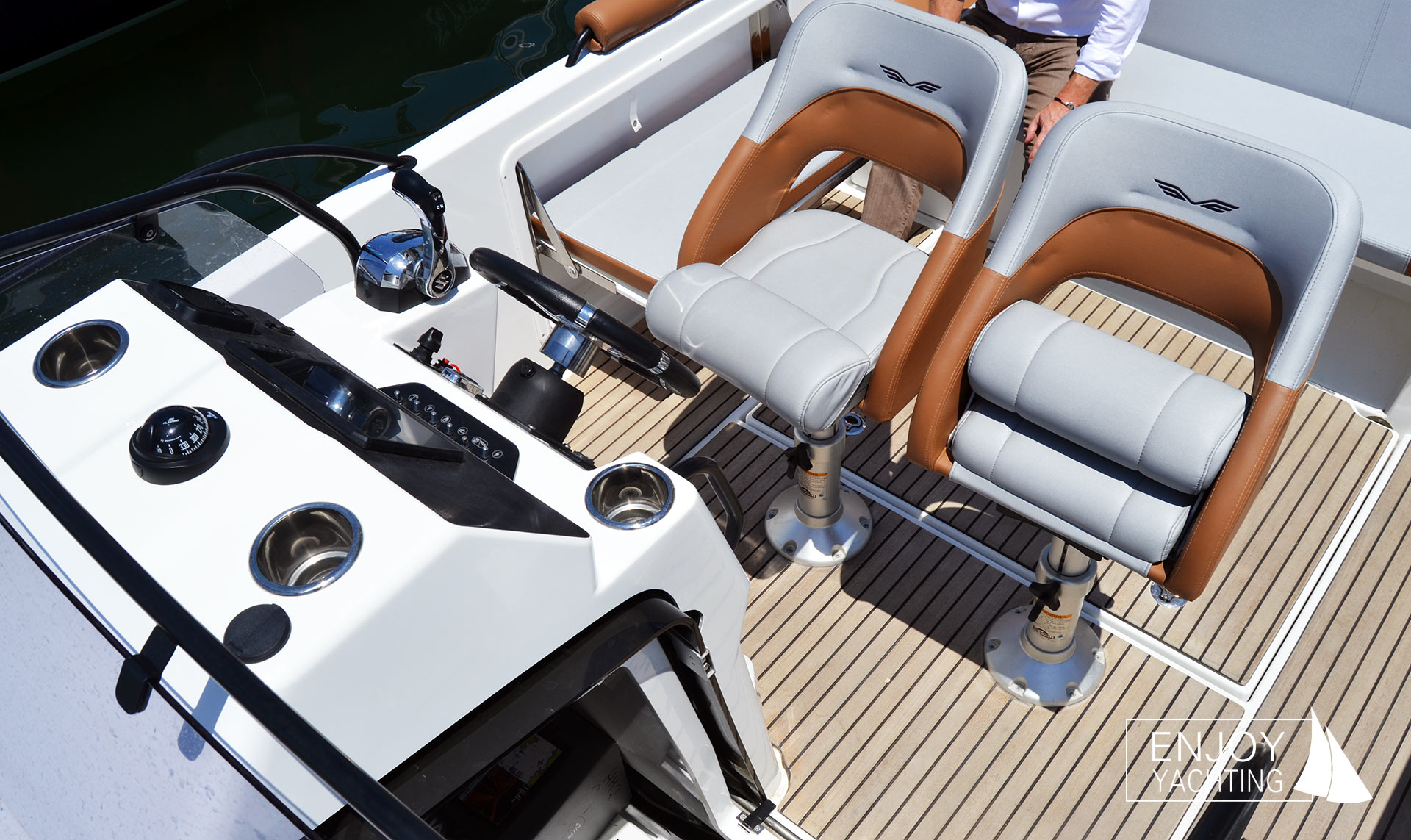 12_beneteau-flyer-7-enjoy-yachting-cockpit